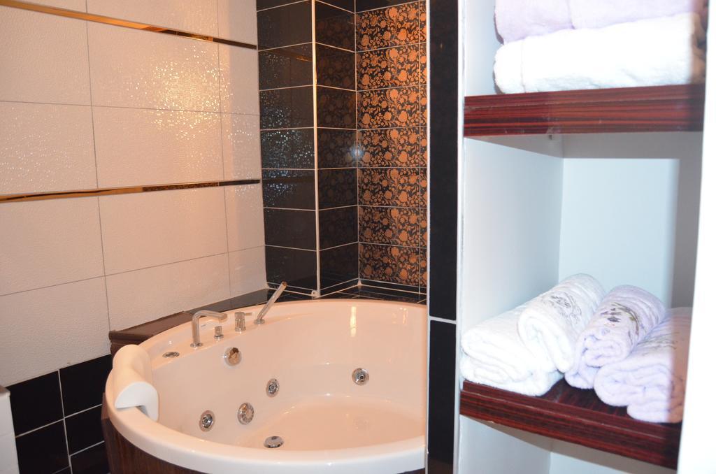 The Gala Palace Suits カルス 部屋 写真